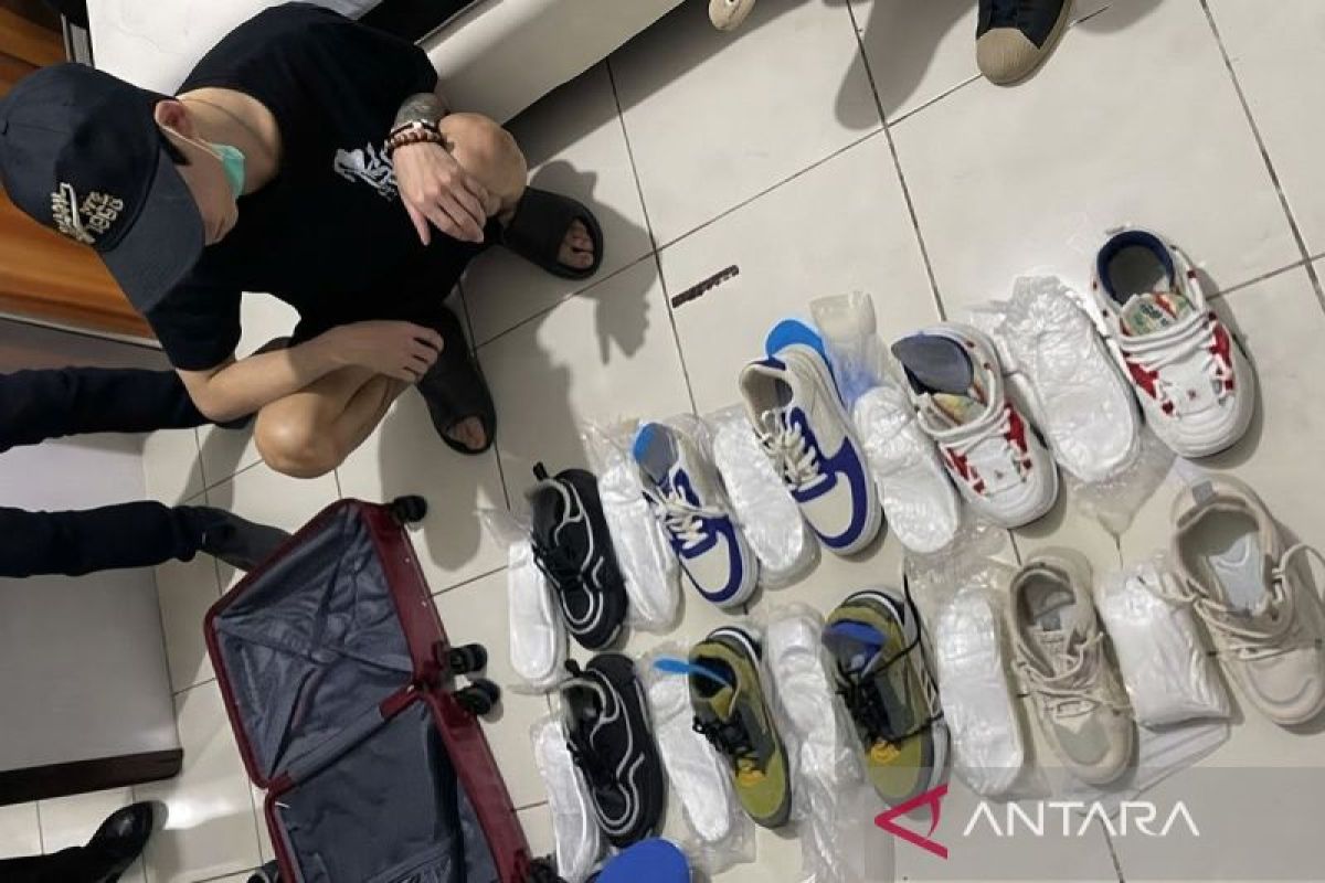 Penyelundupan 5,2 Kg Etomidate WN Malaysia Dibongkar di Sol Sepatu