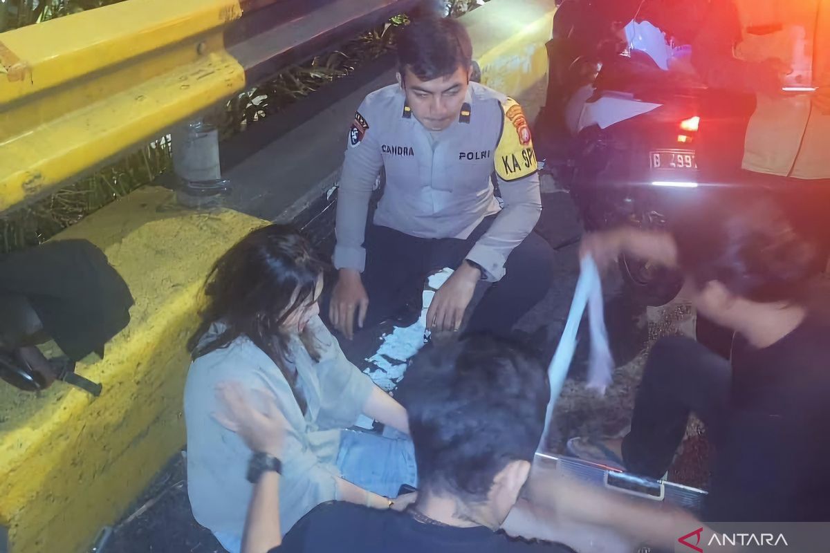 Polisi evakuasi dua korban kecelakaan tunggal di Senayan — NadiKabar.com