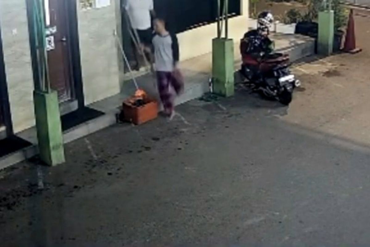 Polisi tangkap pria pencuri kotak amal masjid di Patal Senayan — NadiKabar.com