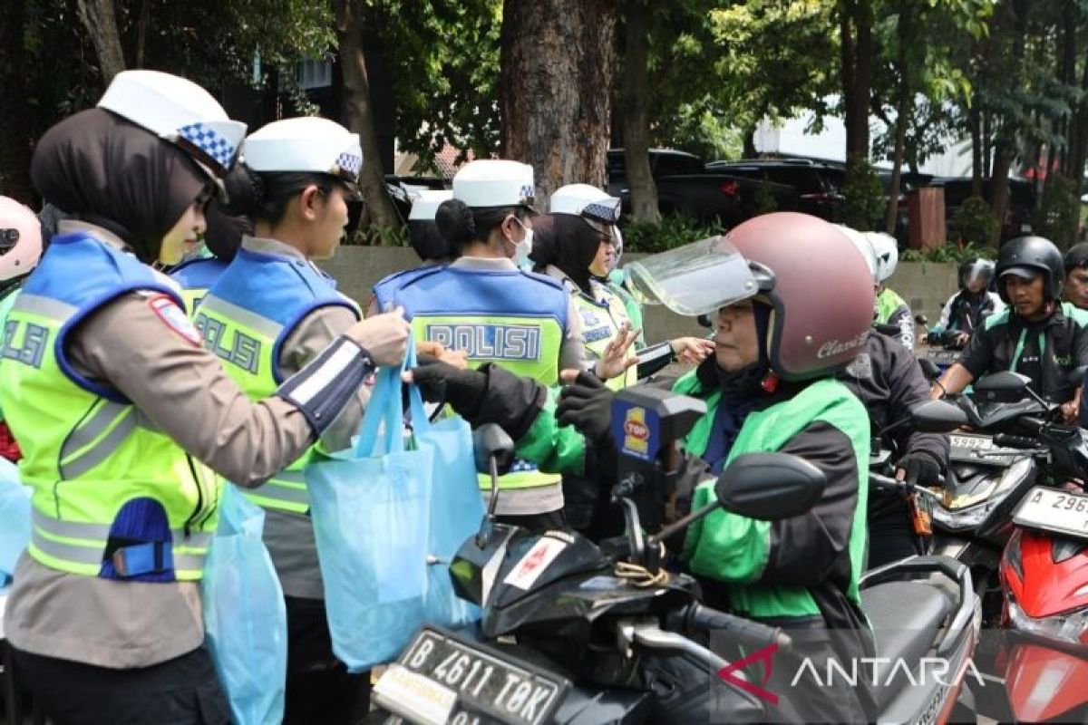 Polda Metro Jaya bagikan 200 paket bantuan kepada pengemudi ojol — NadiKabar.com