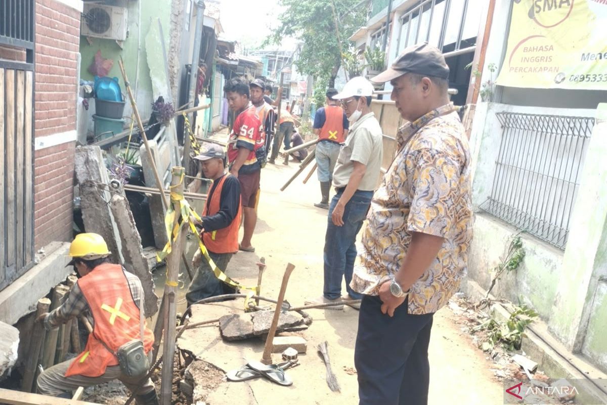 Teras pagar rumah warga di Cengkareng ambruk imbas proyek saluran air — NadiKabar.com