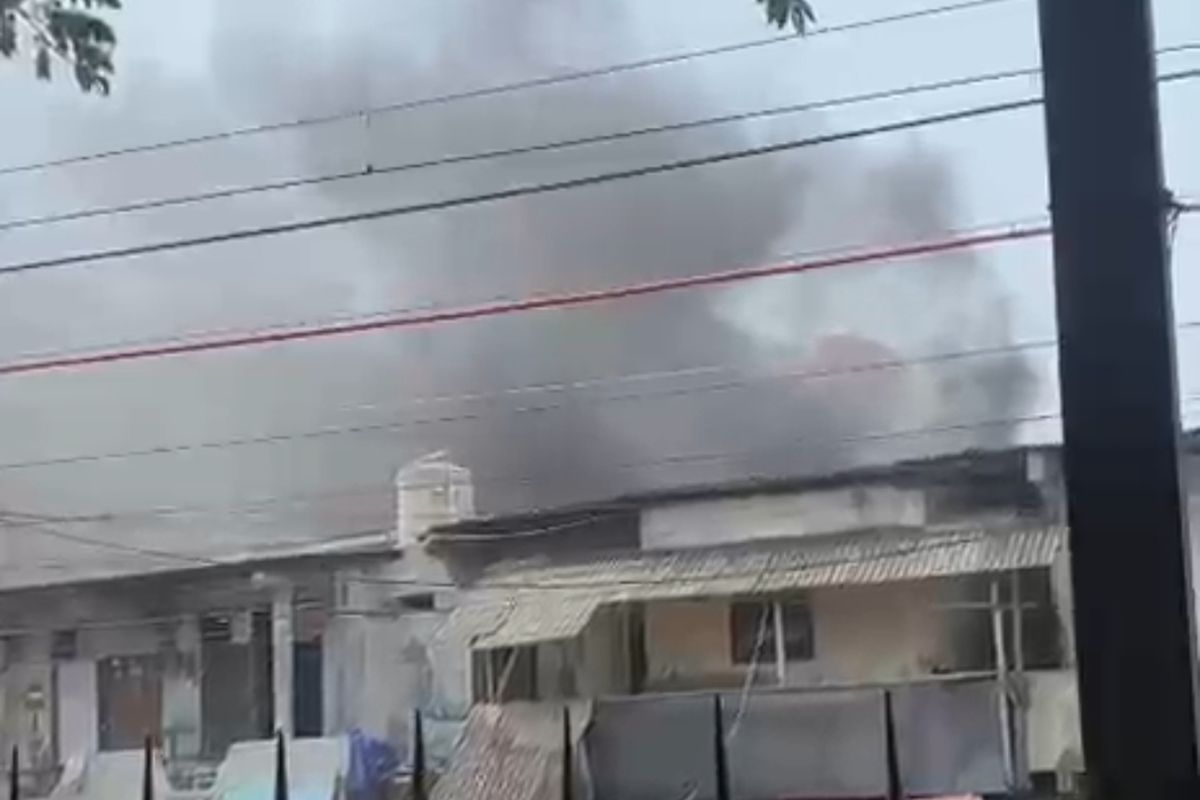 Kebakaran landa sebuah rumah di Kedoya Utara Jakbar — NadiKabar.com