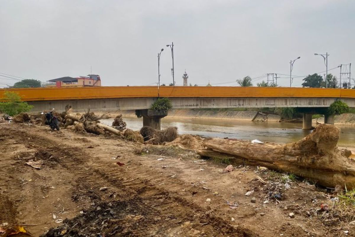 Pemkot Padang-BWS keruk sungai banjir kanal cegah banjir
