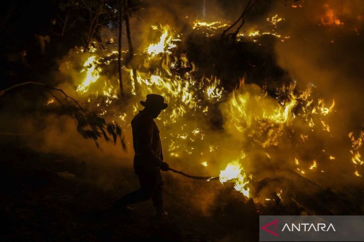 350 personel diturunkan untuk padamkan kebakaran TPA di Ternate