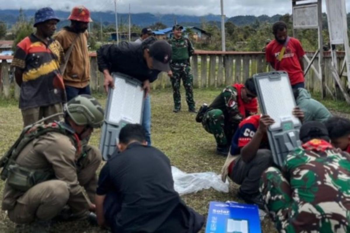 Ilustrasi berita Nasional: Personel TNI-Polri bantu pasang panel surya di Kalomdol