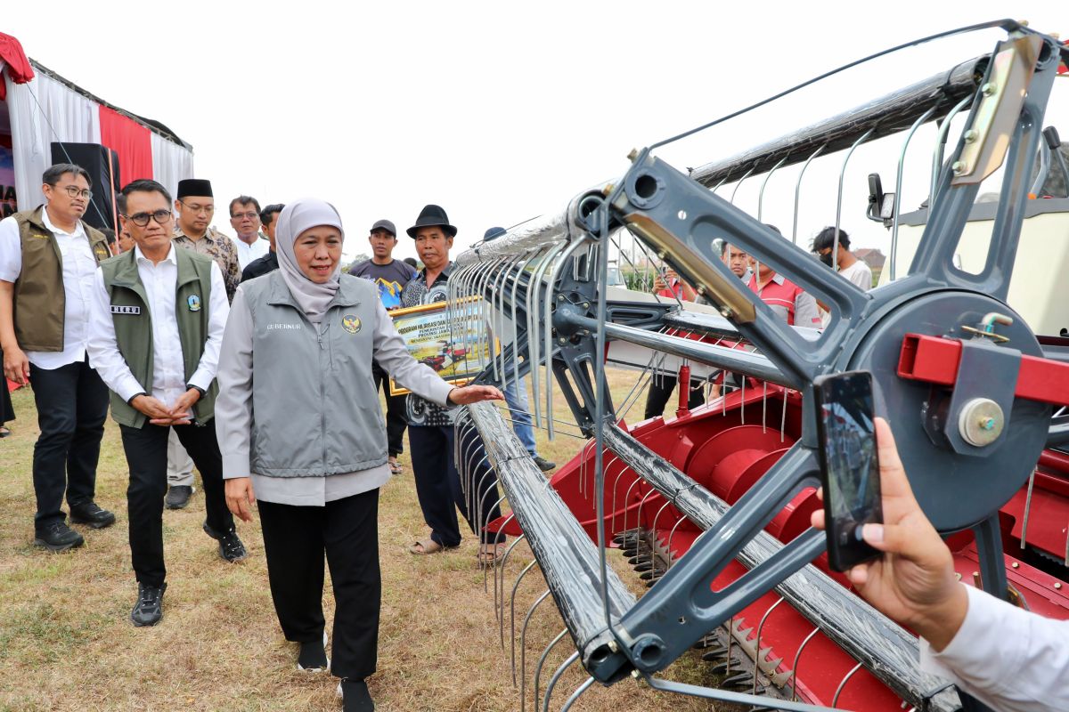 Khofifah salurkan alsintan dongkrak produktivitas petani Mojokerto