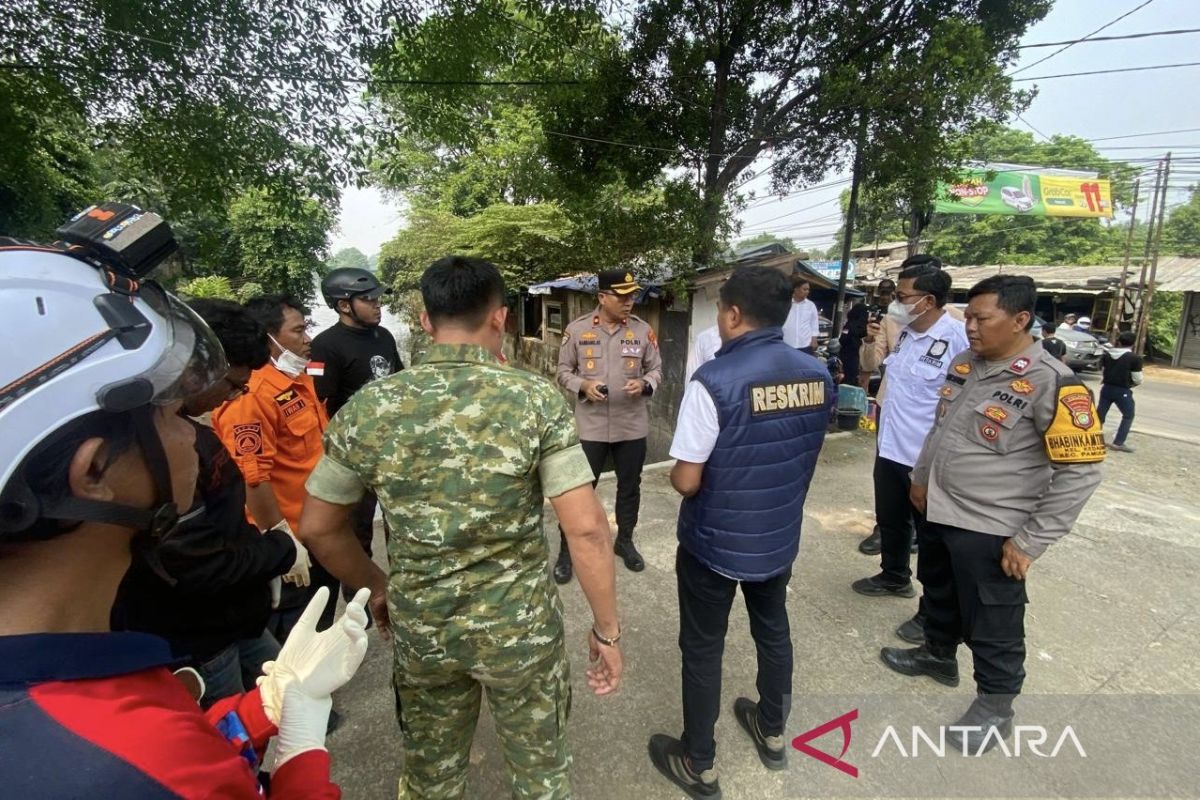 Polisi evakuasi jasad pria ditemukan di Kali Sasak Tinggi Tangsel — NadiKabar.com
