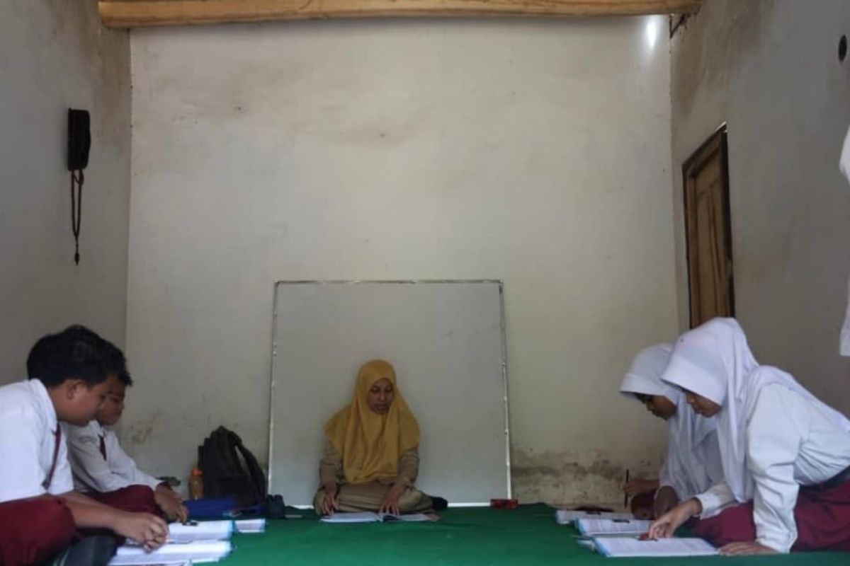 Semangat belajar di tengah keterbatasan sarana pendidikan