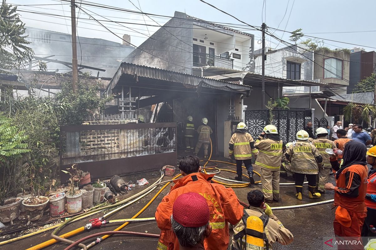 50 personel berjibaku padamkan kebakaran rumah di Pulogadung Jaktim — NadiKabar.com