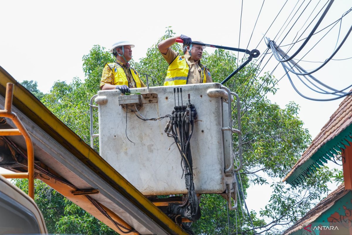 Pemkot Jaktim tata ribuan meter kabel semrawut di Pondok Kelapa — NadiKabar.com