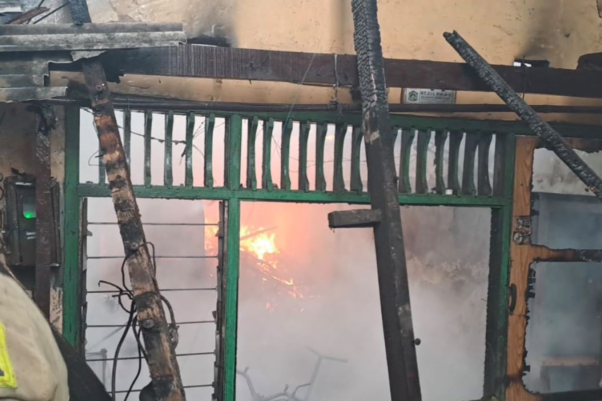 50 personel padamkan kebakaran rumah dua lantai di Jakut — NadiKabar.com
