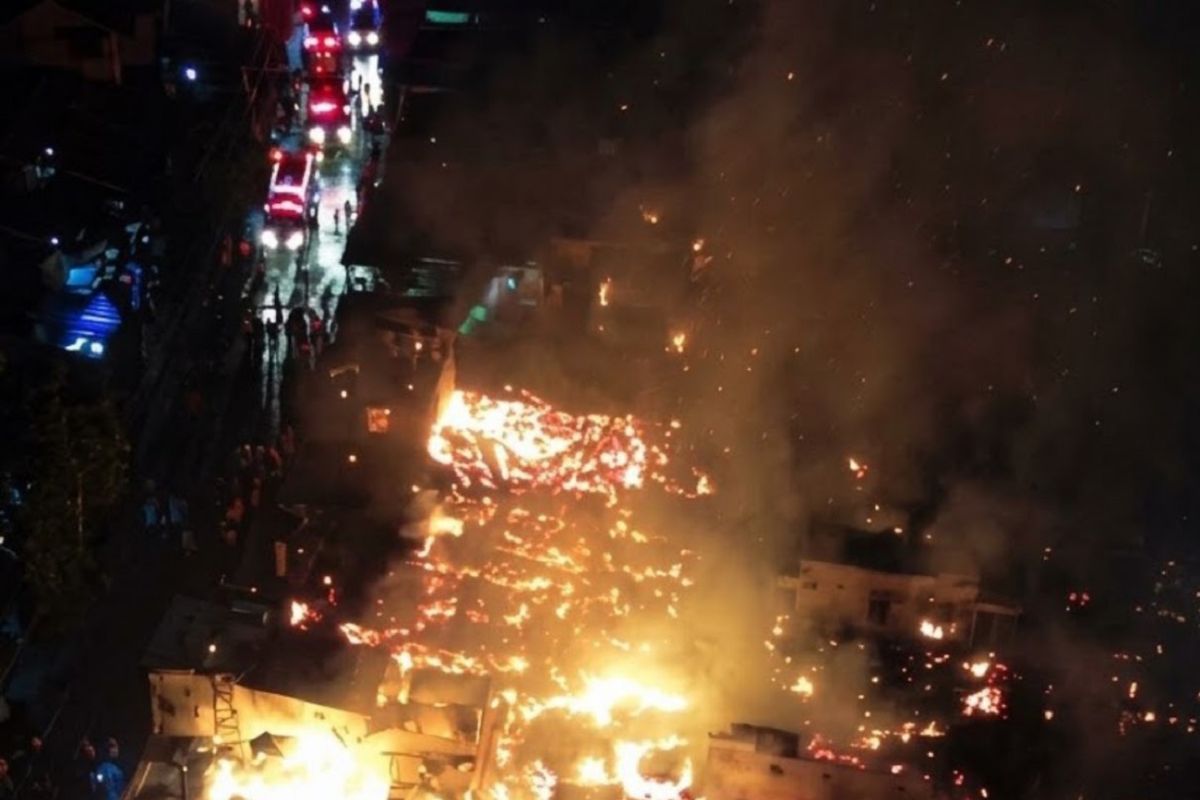 Disdamkar kerahkan 90 personel atasi kebakaran besar di Kukar — NadiKabar.com