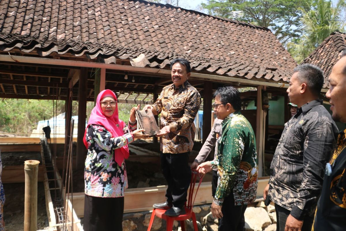 Pemkab-Baznas Kulon Progo salurkan bantuan rumah layak huni