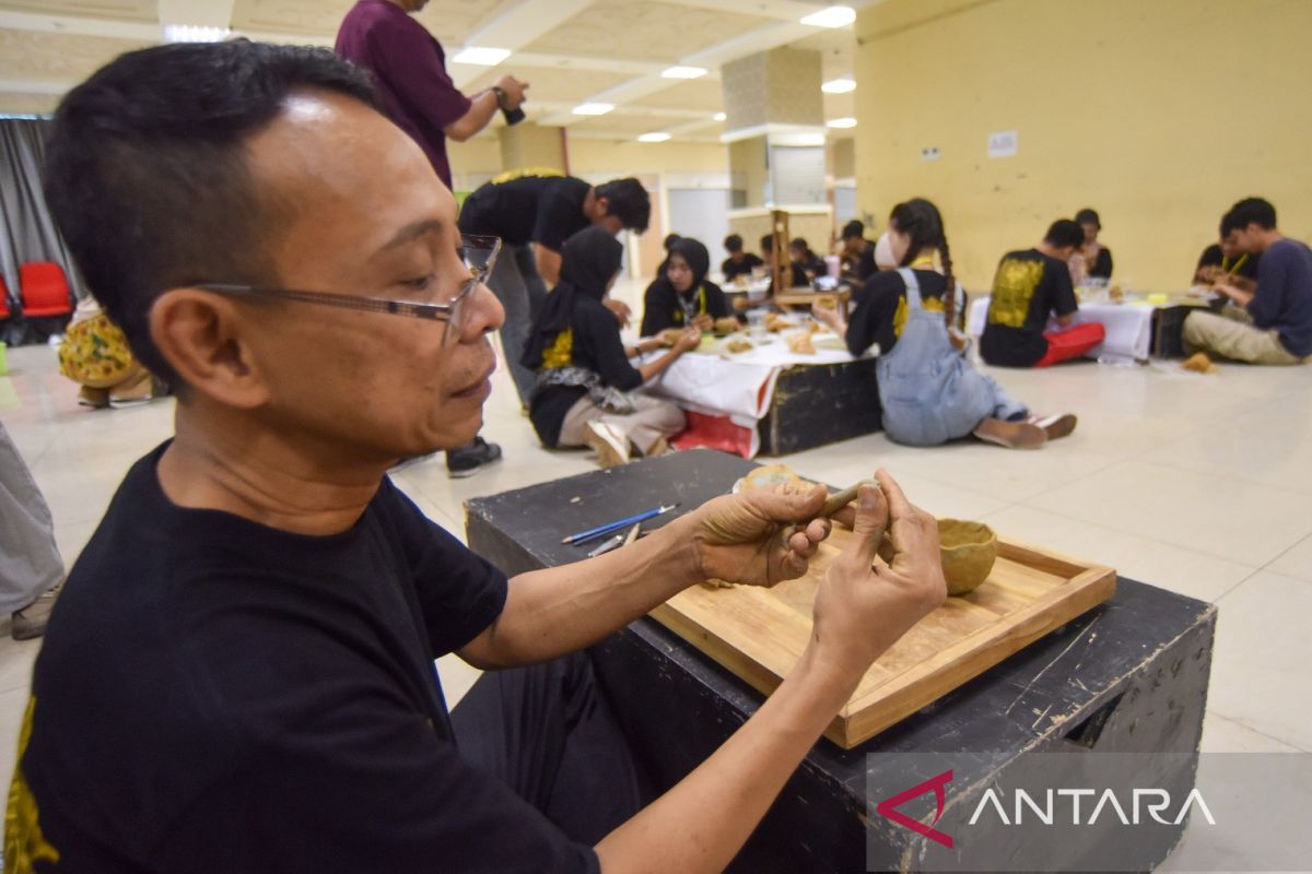 Praktik pembuatan karya dari tanah liat