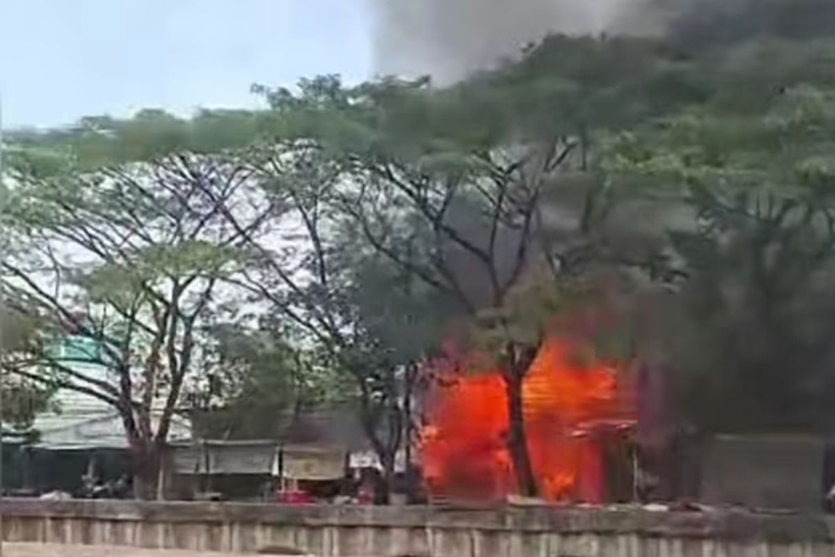 Petugas padamkan kebakaran bengkel di Kembangan Utara — NadiKabar.com