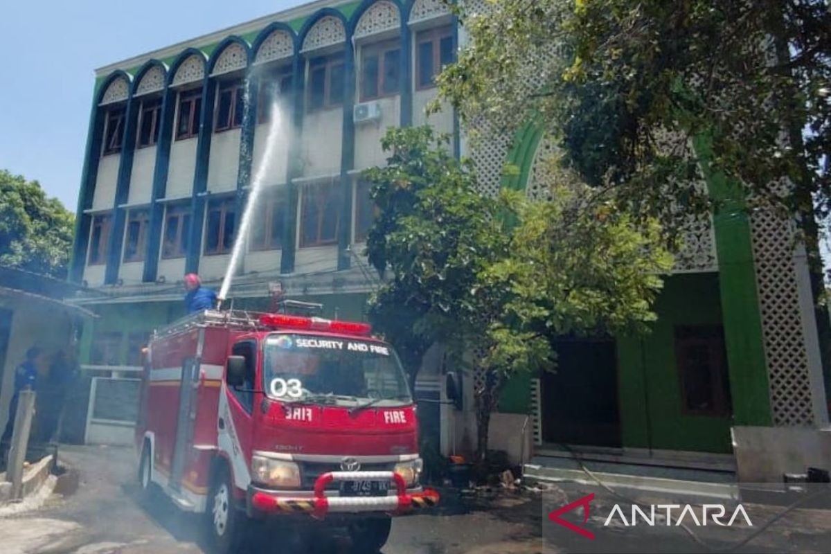BPBD Kudus selamatkan tiga anak terjebak dalam gedung yang terbakar — NadiKabar.com