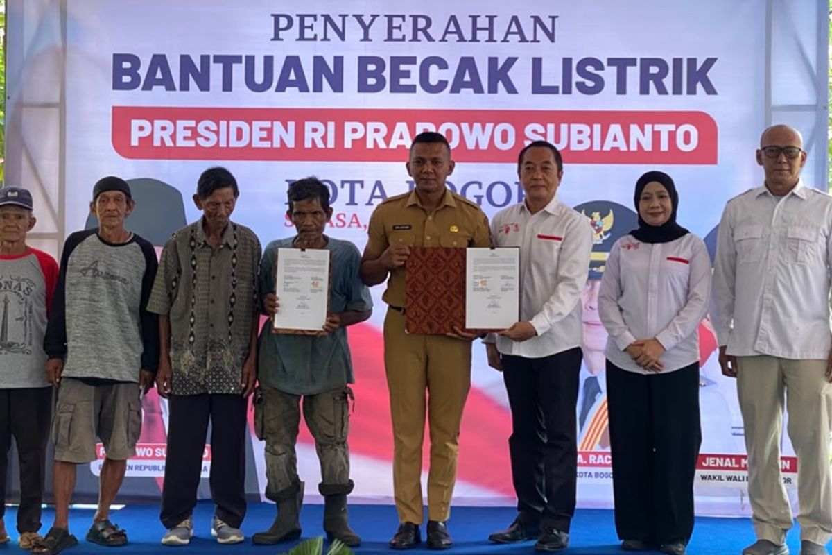 Pemkot Bogor serahkan 160 becak listrik bantuan dari Presiden Prabowo