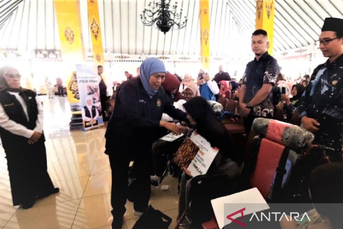 Gubernur Khofifah salurkan bansos Rp9,86 miliar ke warga Magetan