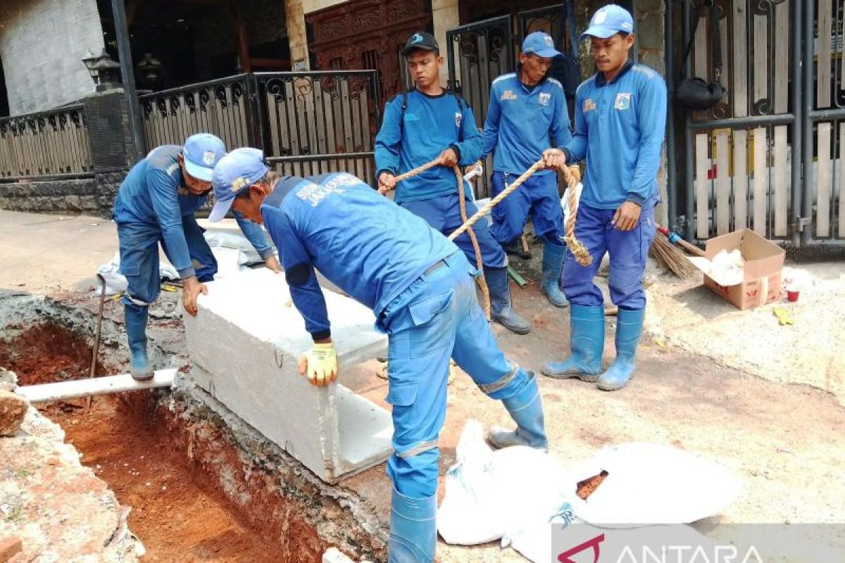 Cegah banjir, SDA Jaktim revitalisasi saluran air sepanjang 64 meter — NadiKabar.com