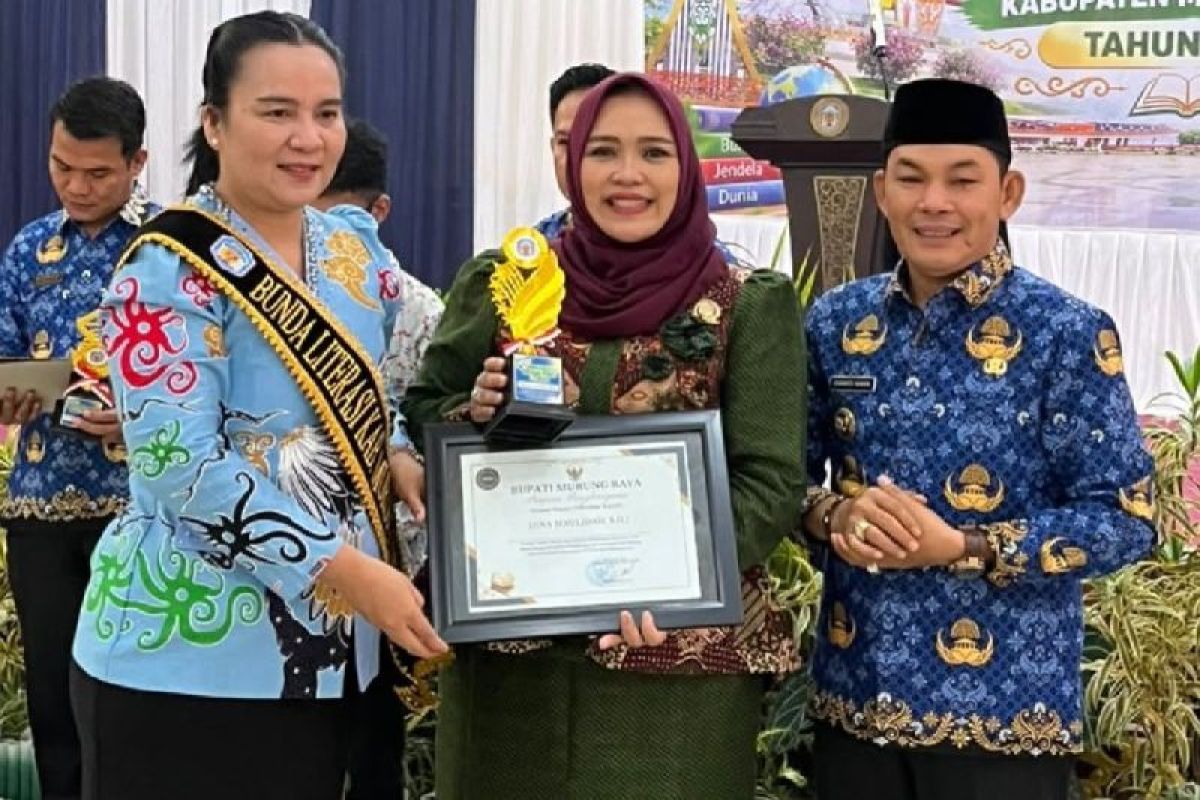 Waket I DPRD raih penghargaan Pegiat Literasi dari Pemkab Murung Raya