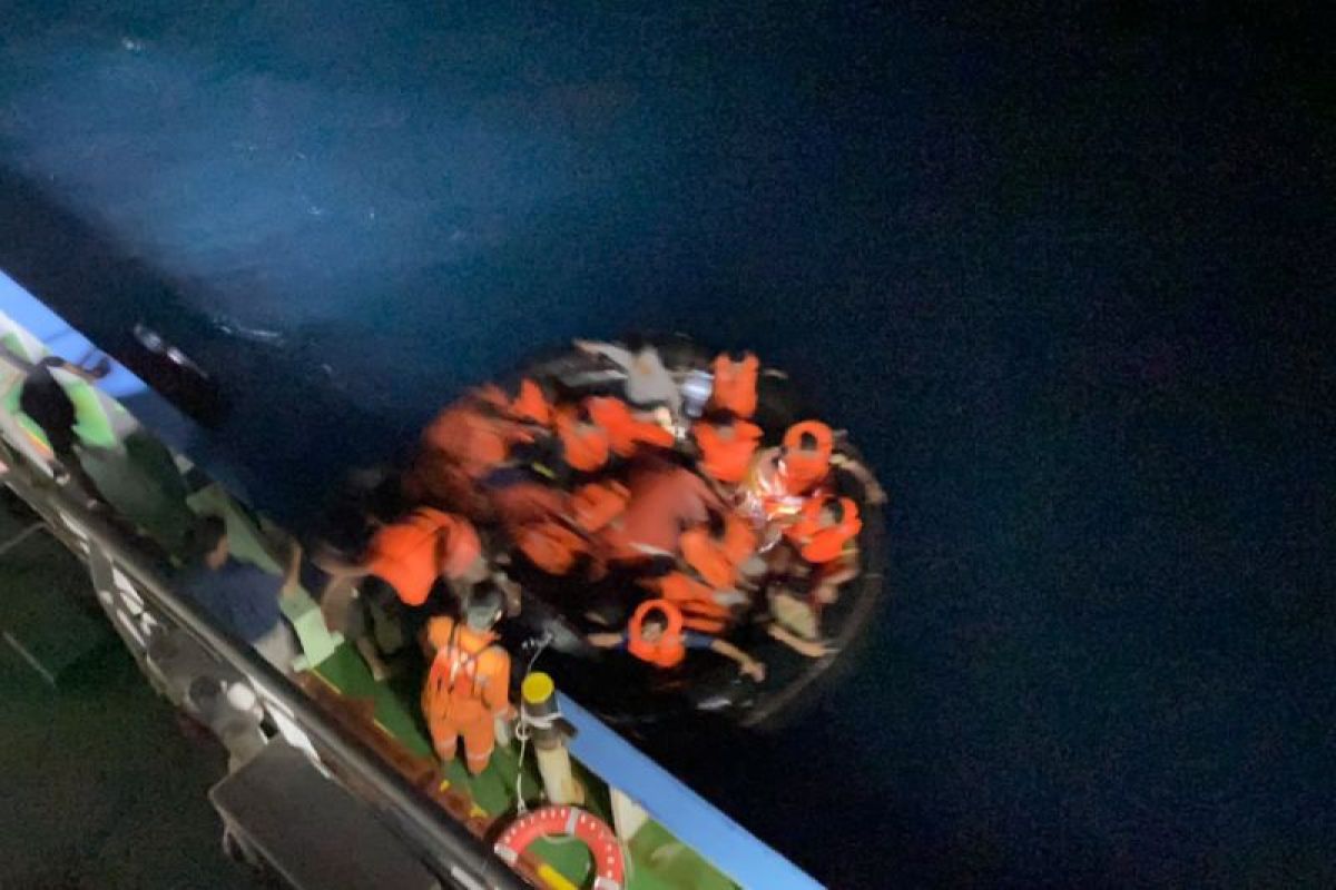 Evakuasi Dramatis: 17 Kru MV Khatulistiwa 8 Diselamatkan Dua Tugboat Pertamina