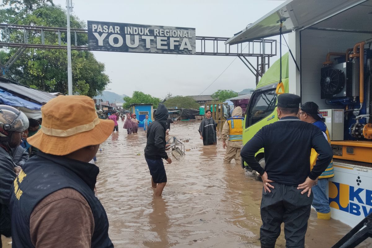 Pemkot Jayapura lakukan penanganan banjir di sejumlah lokasi