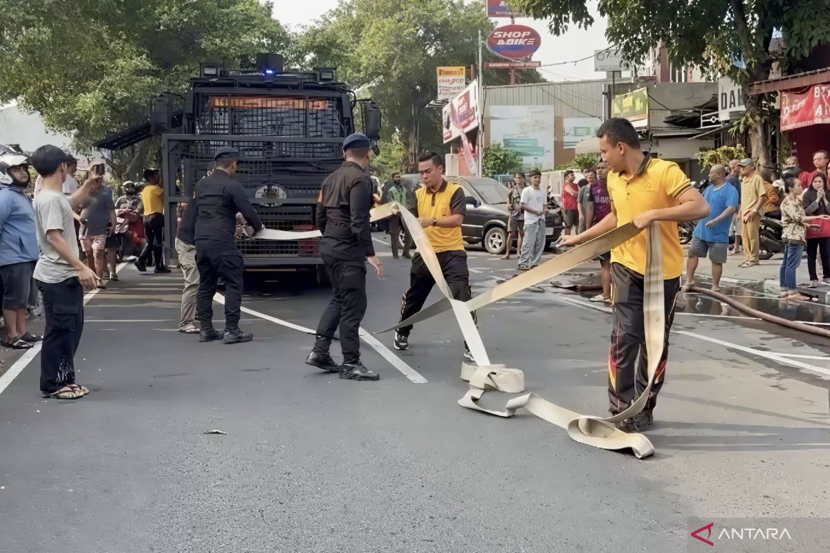 Ilustrasi berita Nasional: Brimob Polda Metro kerahkan "water cannon" tangani kebakaran di Jaktim