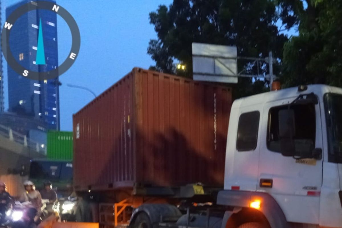 Ilustrasi berita Nasional: Hilang kendali, truk kontainer hantam separator di S. Parman Jakbar