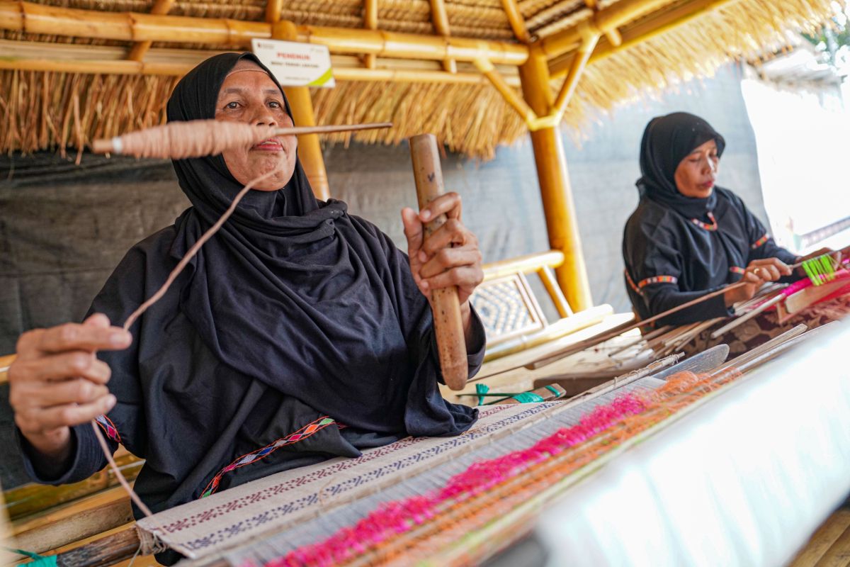 Pertamina dukung kemandirian ekonomi perempuan penenun di Lombok