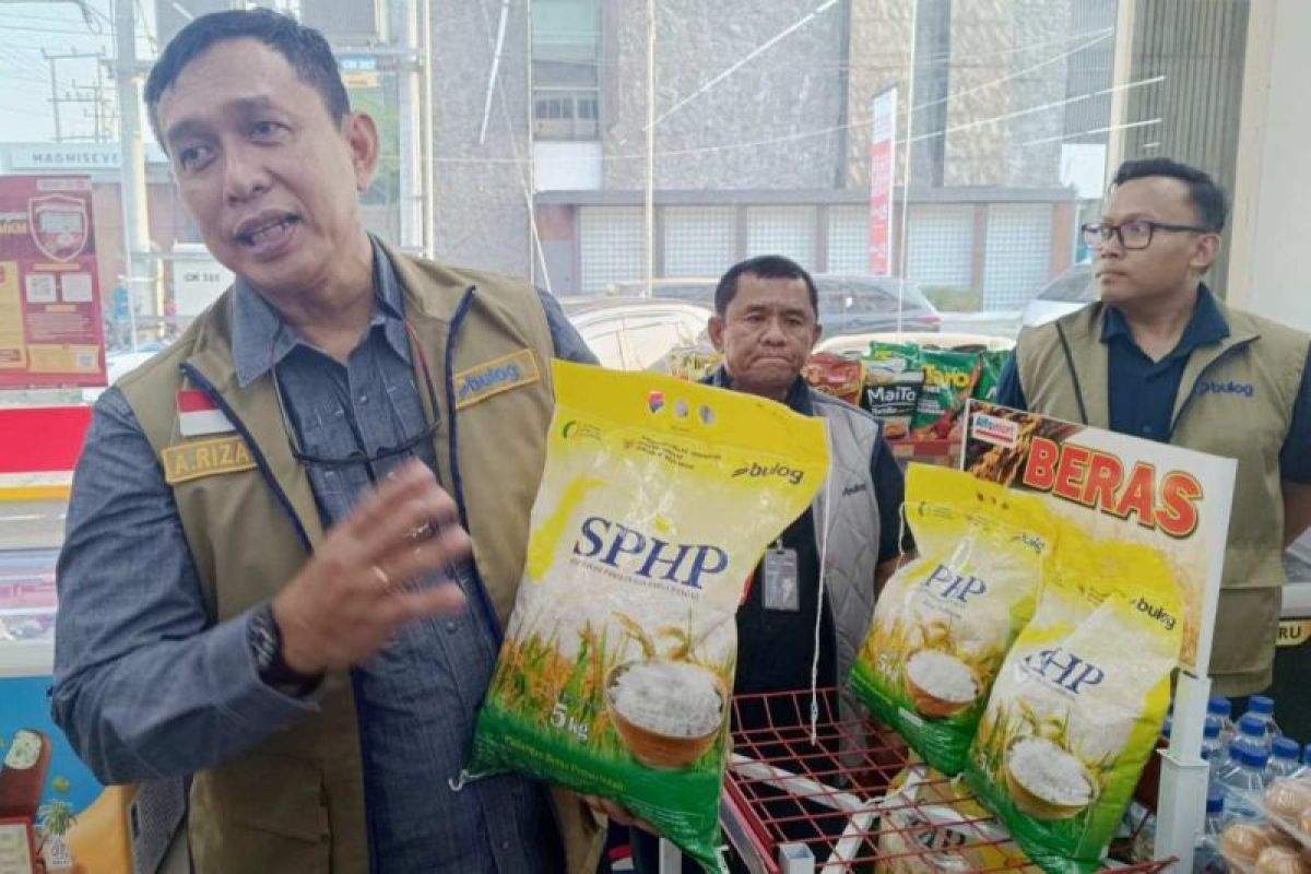 Bulog pastikan beras tersedia dan sesuai HET di ritel modern Mataram