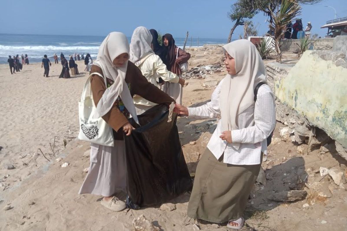 Peringati Hari Santri 300 santri bersih-bersih Pantai Sepanjang di DIY