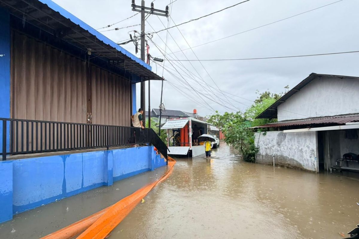 Alat Berat dan Pompa Diterjunkan Atasi Banjir Padang