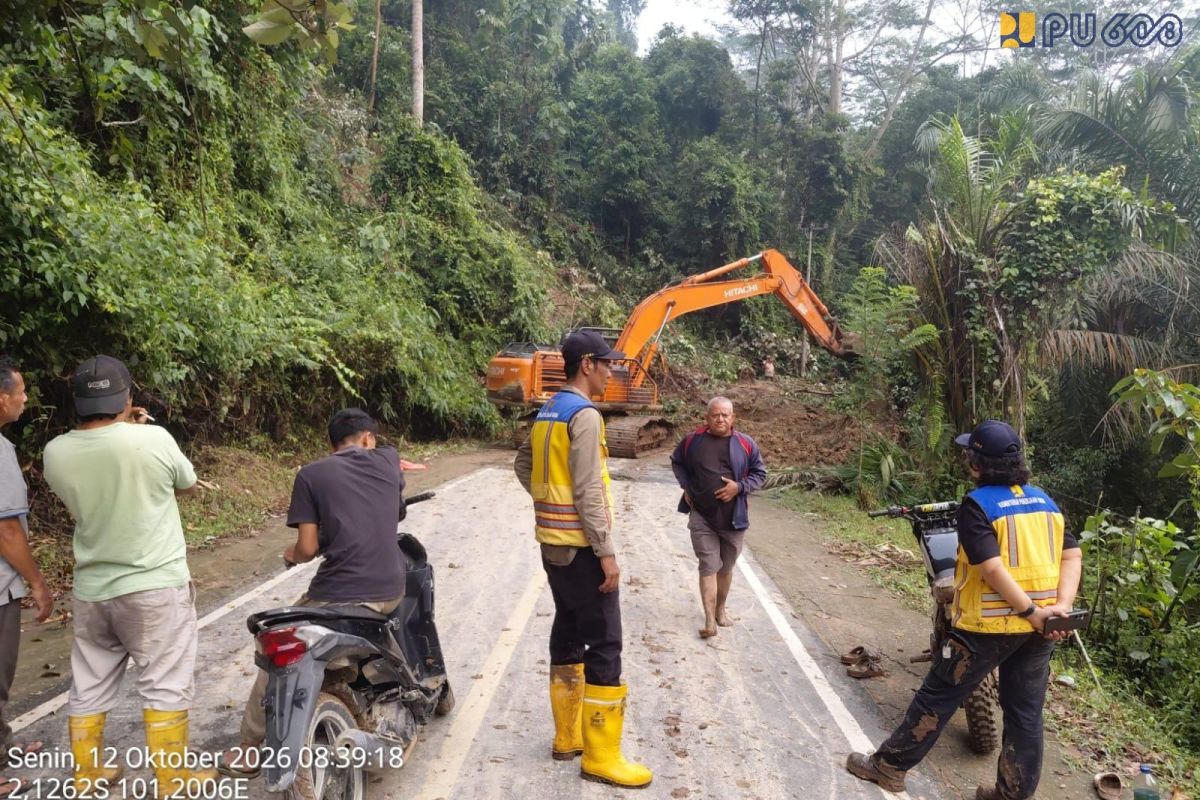 PU tangani delapan titik longsor di jalur Tapan--Batas Jambi