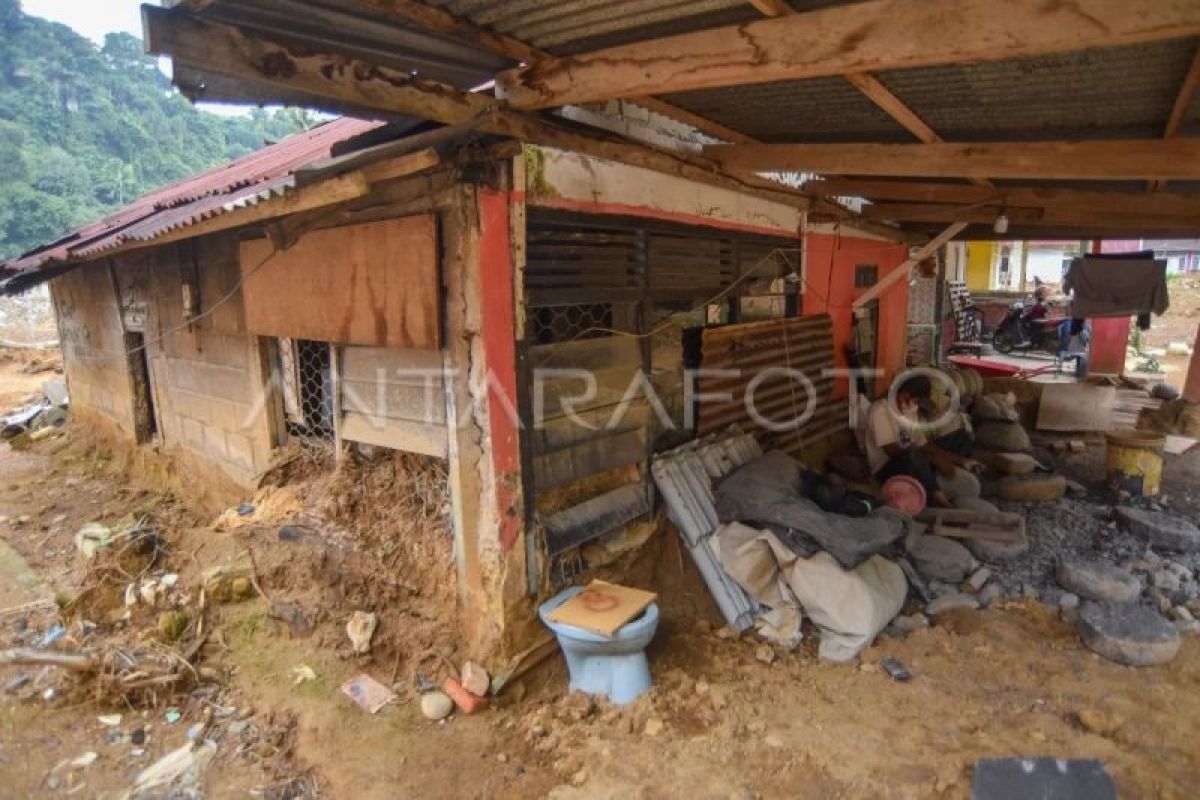 Warga manfaatkan material banjir bandang jadi bernilai ekonomi