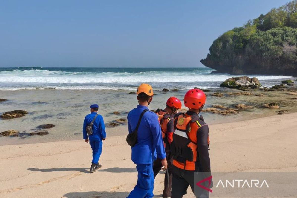 Diterjang Ombak Ekstrem, Sepasang Nelayan Pacitan Hilang