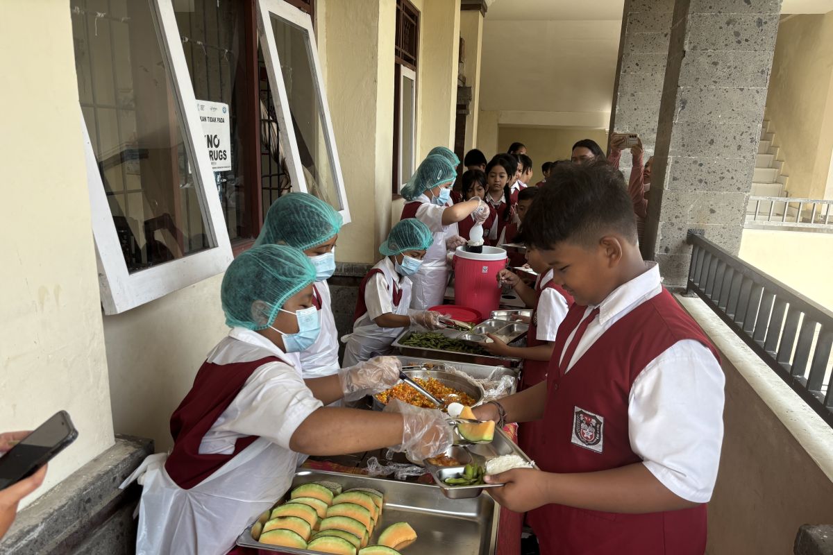 Ilustrasi berita Nasional: Siswa SDN 14 Dangin Puri latih kemandirian lewat MBG prasmanan