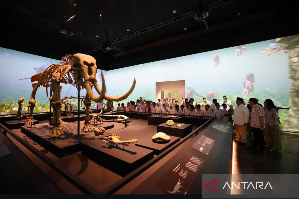 Siswa Sekolah Temani Prabowo Blusukan ke Museum Nasional