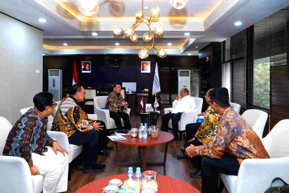 Menperin siapkan solusi bahan baku mamin dan proteksi industri baja