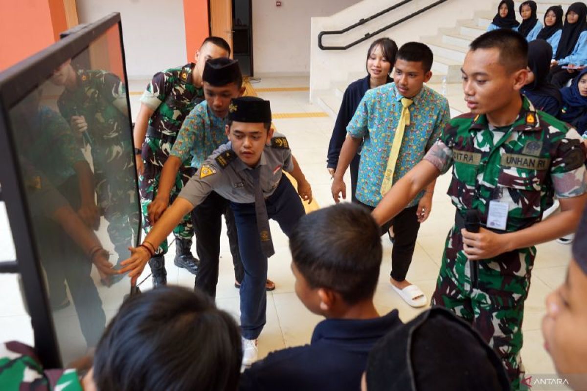 Kadet Unhan mengajar di Sekolah Rakyat