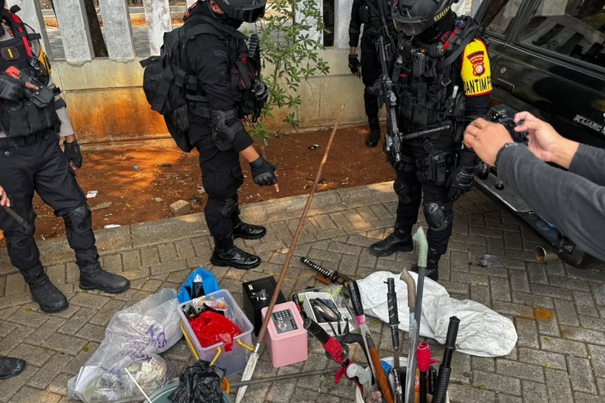 Polisi temukan 47 bilah senjata tajam saat sisir Kampung Ambon — NadiKabar.com