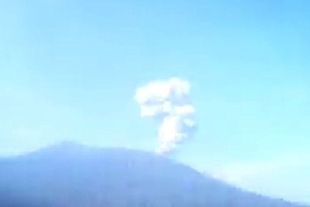 Gunung Ibu erupsi 103 kali; wisatawan diminta menjauhi zona bahaya