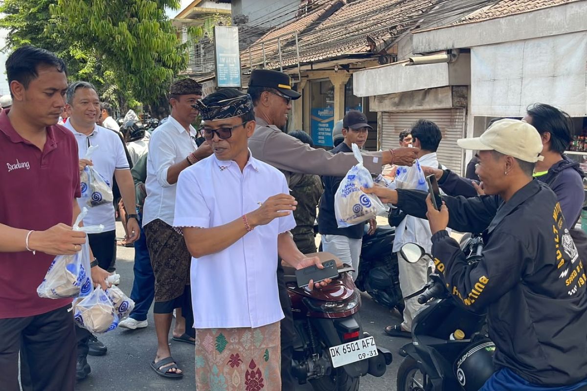 Atasi Antrean BBM, Pemkab Badung Bagikan Air dan Snack ke 38 SPBU