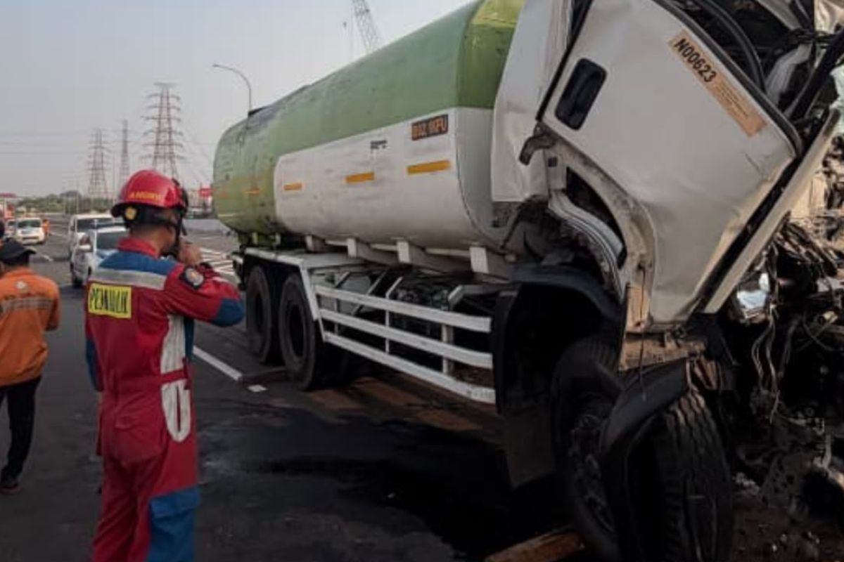 Gulkarmat evakuasi korban tewas akibat kecelakaan truk di Jakut — NadiKabar.com