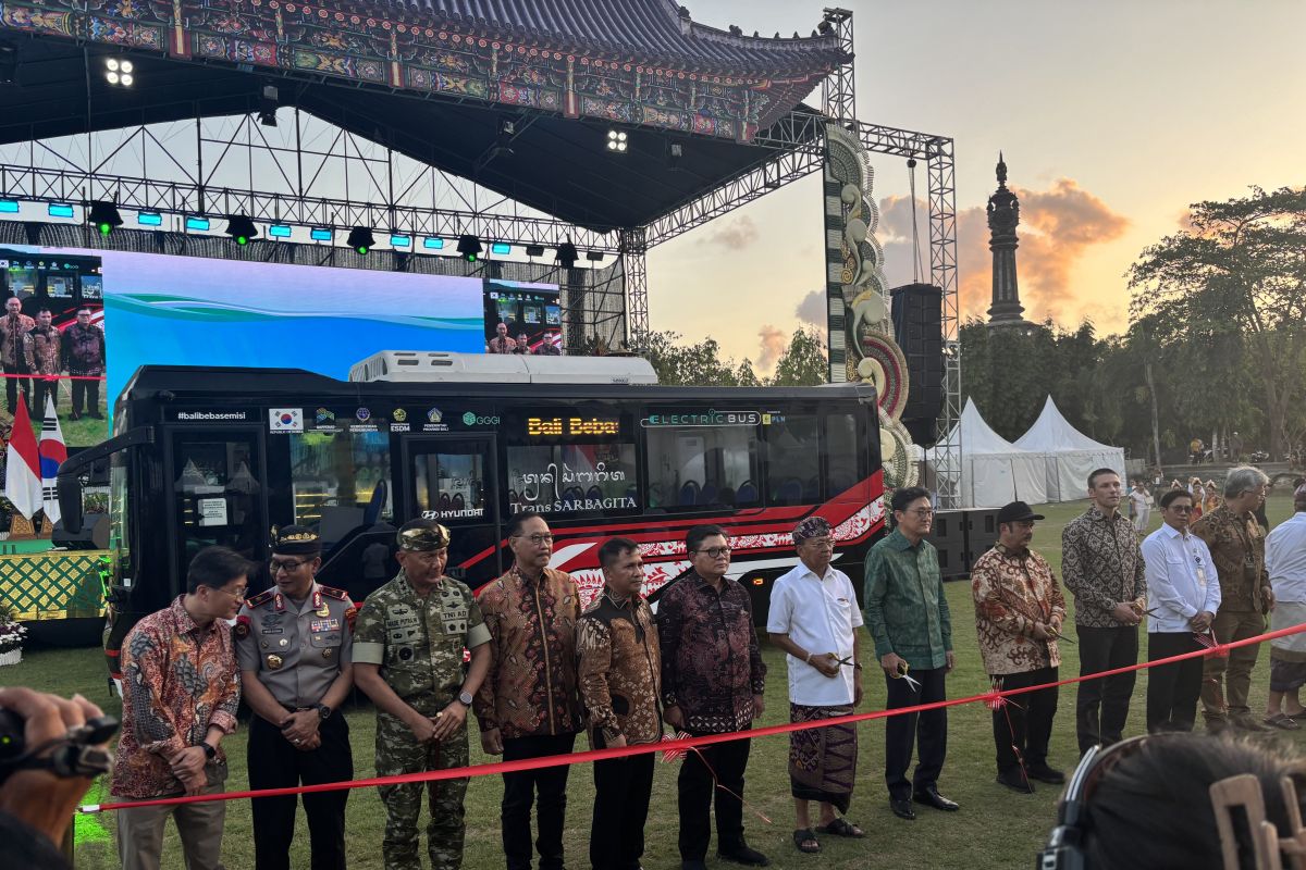 Pemerintah Korea serahkan 11 bus listrik bantu tekan emisi Bali