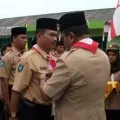 Sematkan Lencana Pramuka