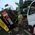 Truk tangki BBM tabrak 3 ruko di Jakarta Timur