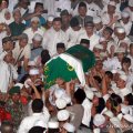 Ratusan muslim mengusung peti jenazah KH. Arifin Ilham saat akan dimakamkan di Komplek Pesantren Az Zikra Gunung Sindur, Bogor, Jawa Barat, Kamis (23/5/2019) malam. Arifin Ilham meninggal karena sakit kanker getah bening yang dideritanya. ANTARA FOTO