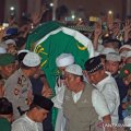 Ratusan muslim mengusung peti jenazah KH. Arifin Ilham saat akan dimakamkan di Komplek Pesantren Az Zikra Gunung Sindur, Bogor, Jawa Barat, Kamis (23/5/2019) malam. Arifin Ilham meninggal karena sakit kanker getah bening yang dideritanya. ANTARA FOTO