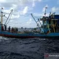 Sebuah kapal purse seine asal Banyuwangi diamankan PSDKP Kupang