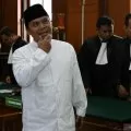 Gus Nur khusyuk menjadi makmum shalat magrib di sela pemeriksaan polisi